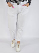 Spodnie jeans plus size – białe klasyczne jeansy z paskiem Stylowa XL