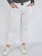 Spodnie jeans plus size – białe klasyczne jeansy z paskiem Stylowa XL