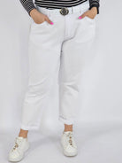 Spodnie jeans plus size – białe klasyczne jeansy z paskiem Stylowa XL