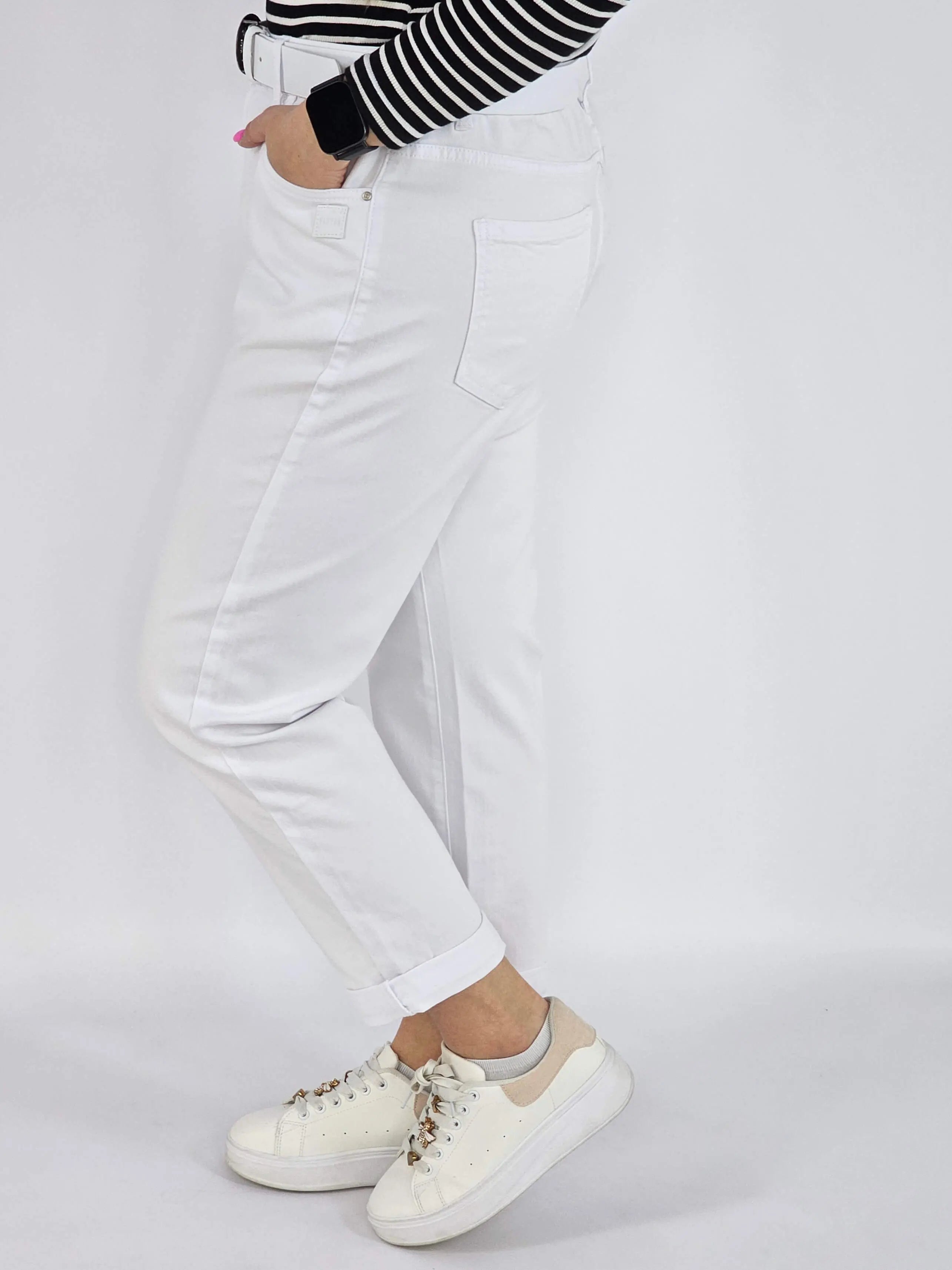 Spodnie jeans plus size – białe klasyczne jeansy z paskiem Stylowa XL
