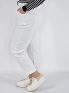 Spodnie jeans plus size – białe klasyczne jeansy z paskiem Stylowa XL