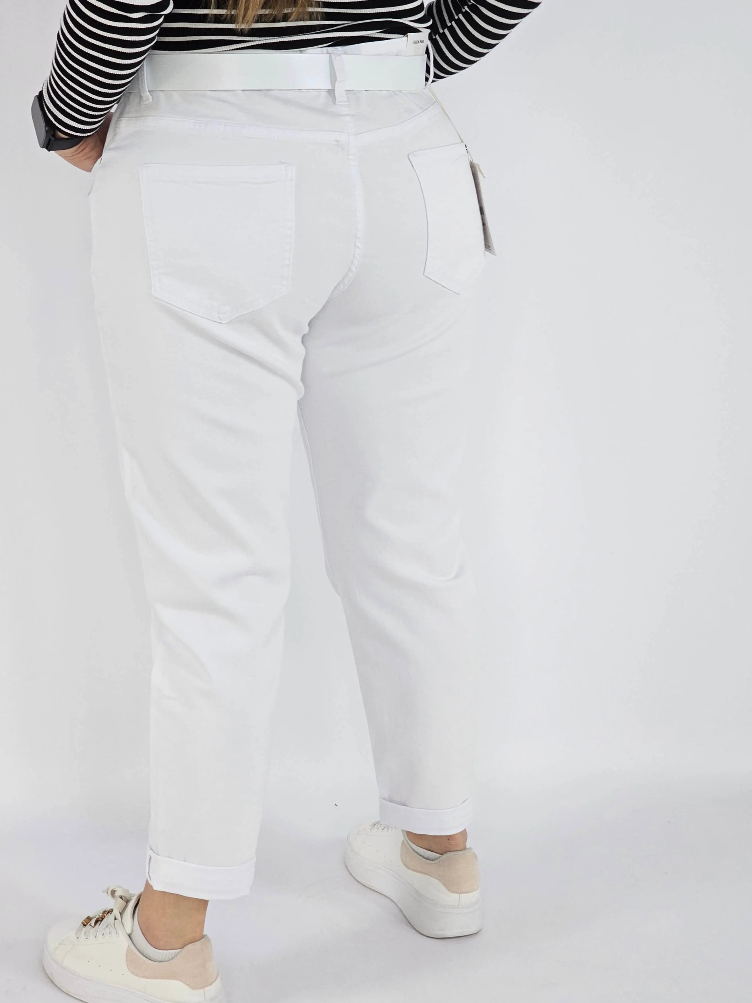 Spodnie jeans plus size – białe klasyczne jeansy z paskiem Stylowa XL