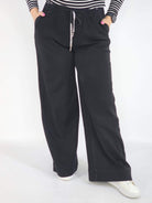 Spodnie jeans plus size – czarne szerokie spodnie z wiązaniem Stylowa XL