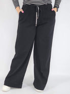 Spodnie jeans plus size – czarne szerokie spodnie z wiązaniem Stylowa XL