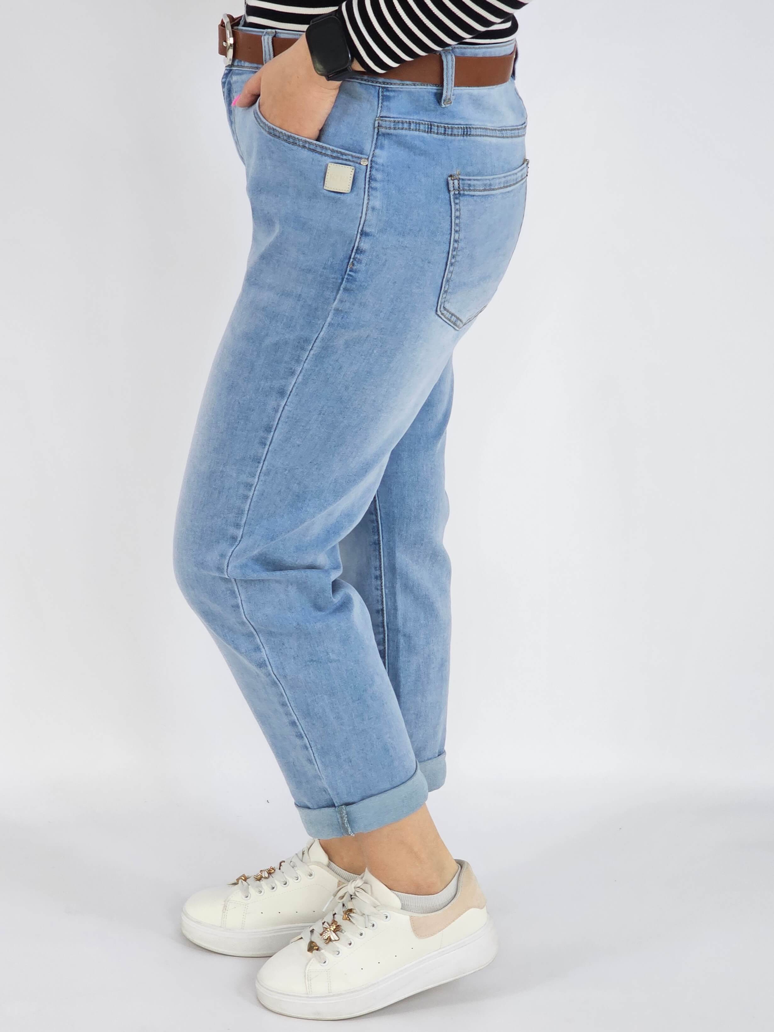 Spodnie jeans plus size – jasne błękitne jeansy z paskiem Stylowa XL