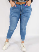 Spodnie jeans plus size – jasne niebieskie jeansy z paskiem Stylowa XL