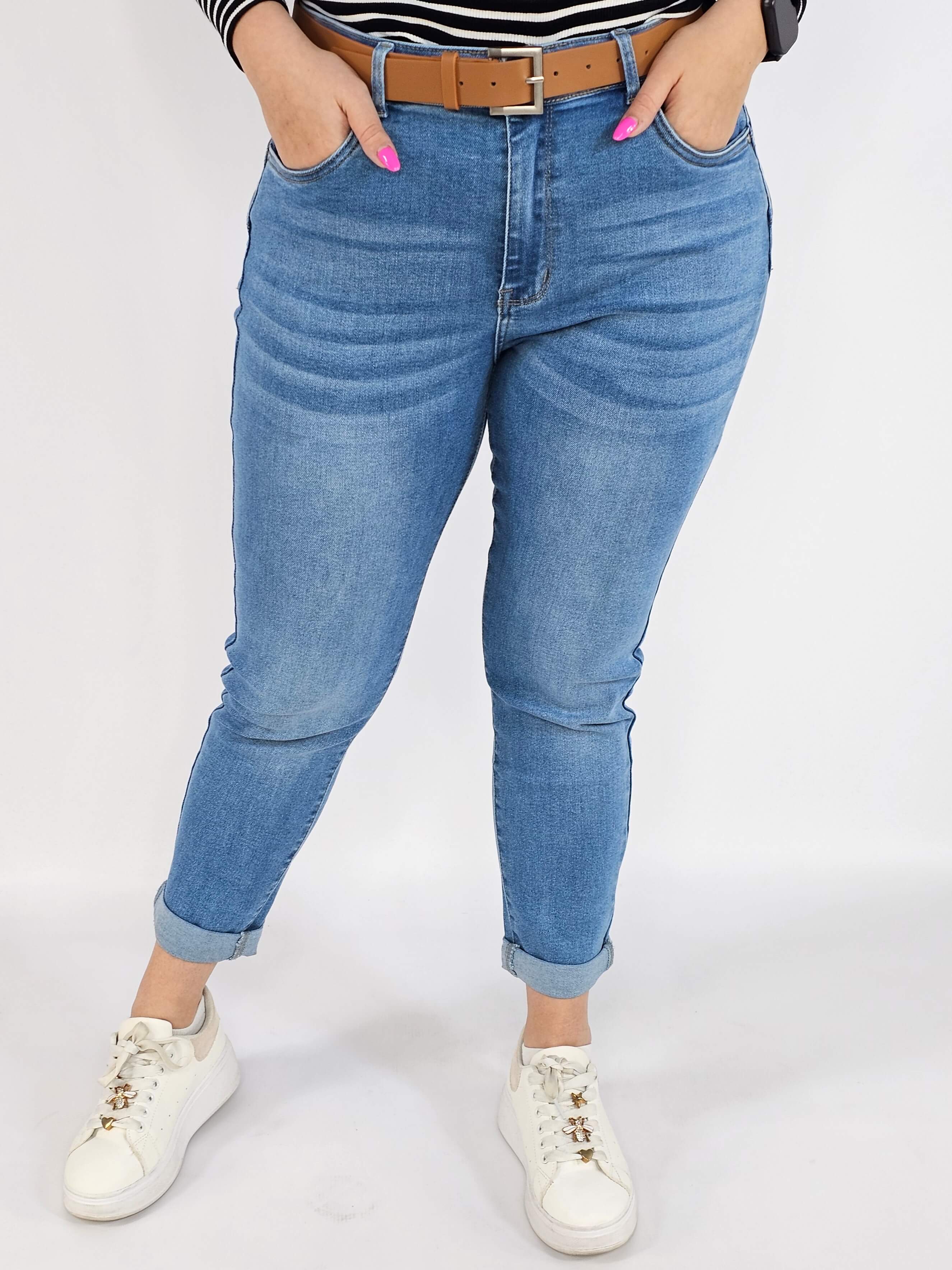 Spodnie jeans plus size – jasne niebieskie jeansy z paskiem Stylowa XL