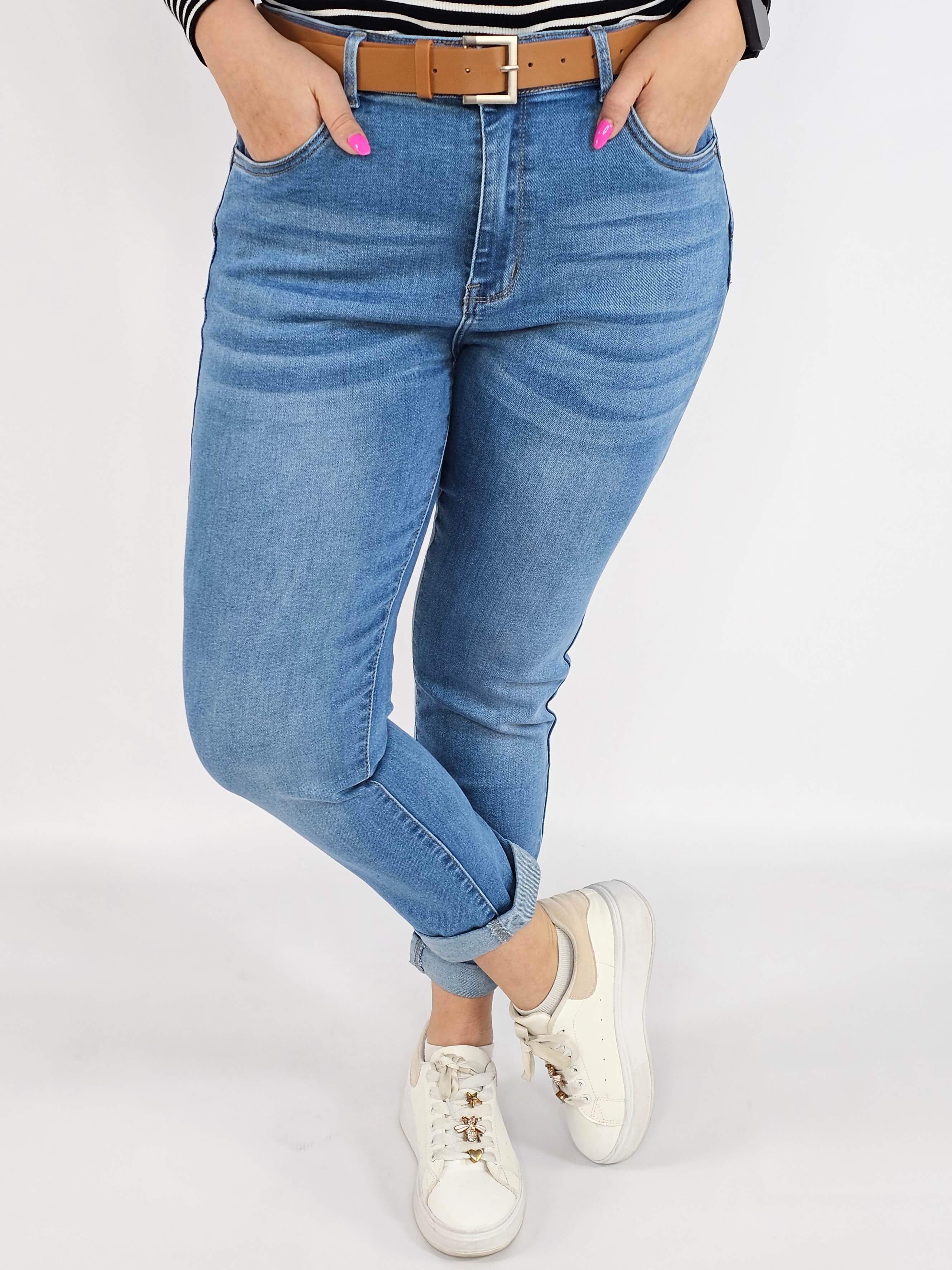 Spodnie jeans plus size – jasne niebieskie jeansy z paskiem Stylowa XL