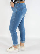 Spodnie jeans plus size – jasne niebieskie jeansy z paskiem Stylowa XL
