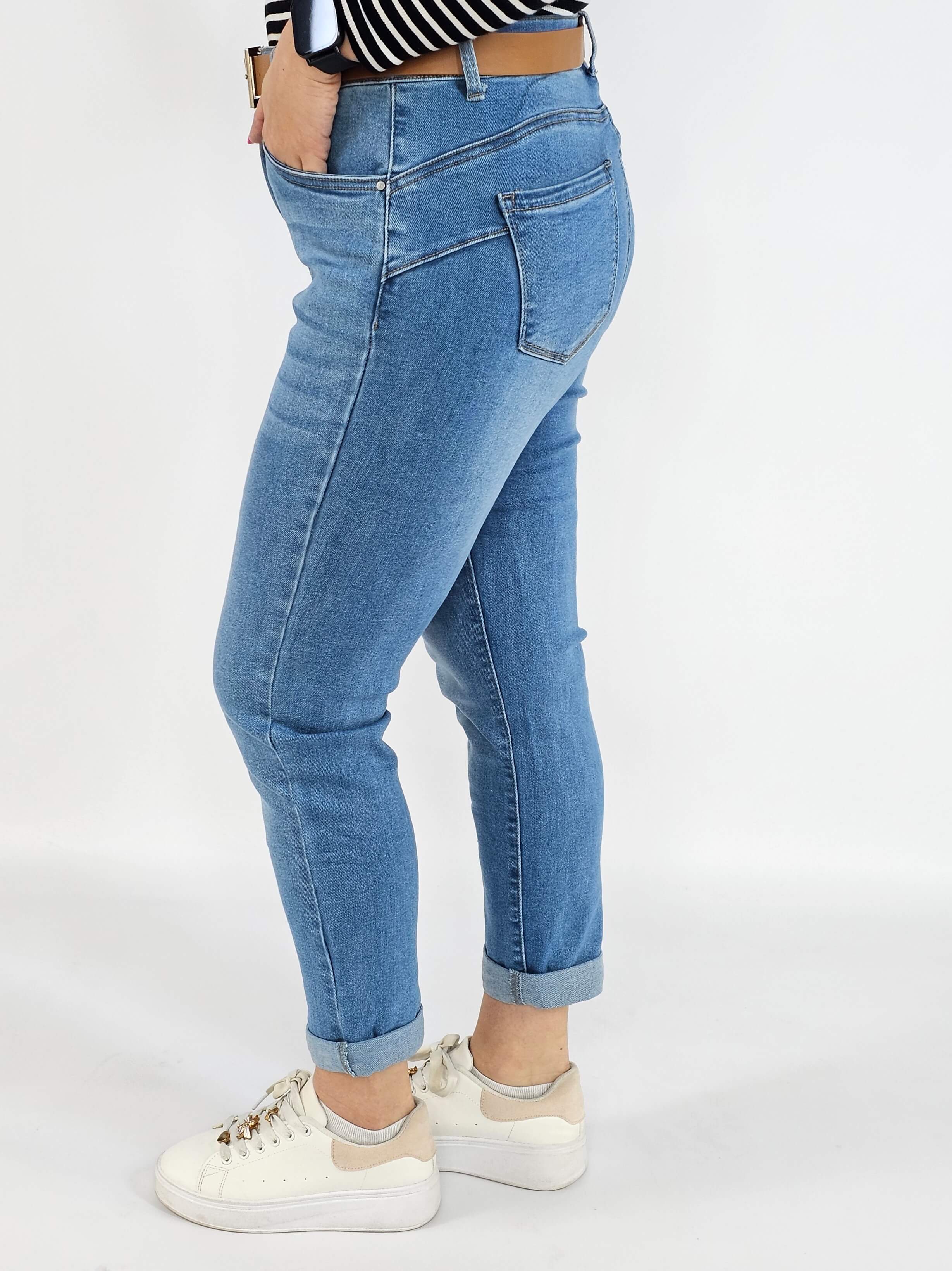 Spodnie jeans plus size – jasne niebieskie jeansy z paskiem Stylowa XL