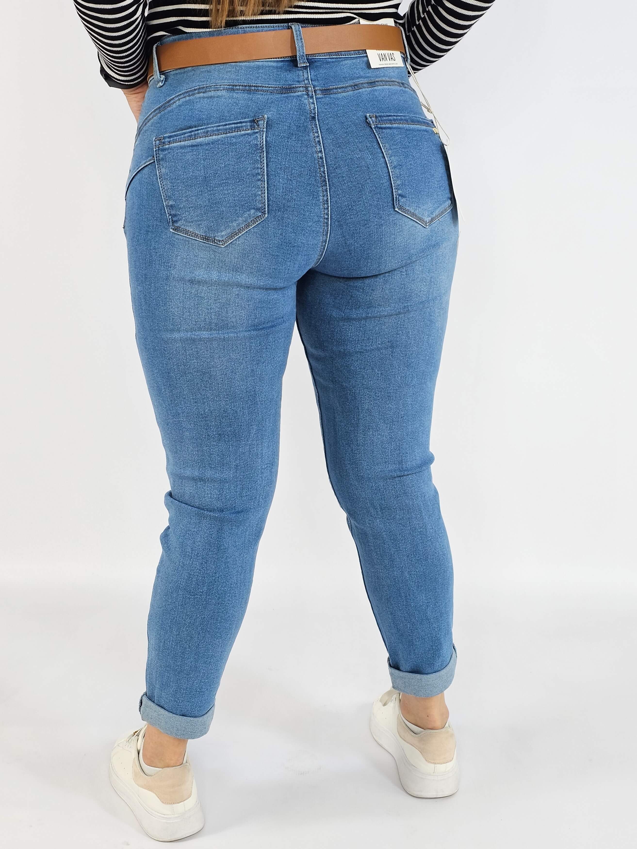 Spodnie jeans plus size – jasne niebieskie jeansy z paskiem Stylowa XL