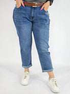Spodnie jeans plus size – klasyczne niebieskie jeansy z paskiem Stylowa XL