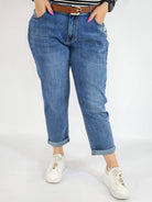 Spodnie jeans plus size – klasyczne niebieskie jeansy z paskiem Stylowa XL