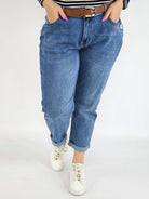 Spodnie jeans plus size – klasyczne niebieskie jeansy z paskiem Stylowa XL