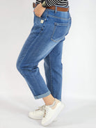 Spodnie jeans plus size – klasyczne niebieskie jeansy z paskiem Stylowa XL