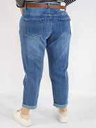Spodnie jeans plus size – klasyczne niebieskie jeansy z paskiem Stylowa XL