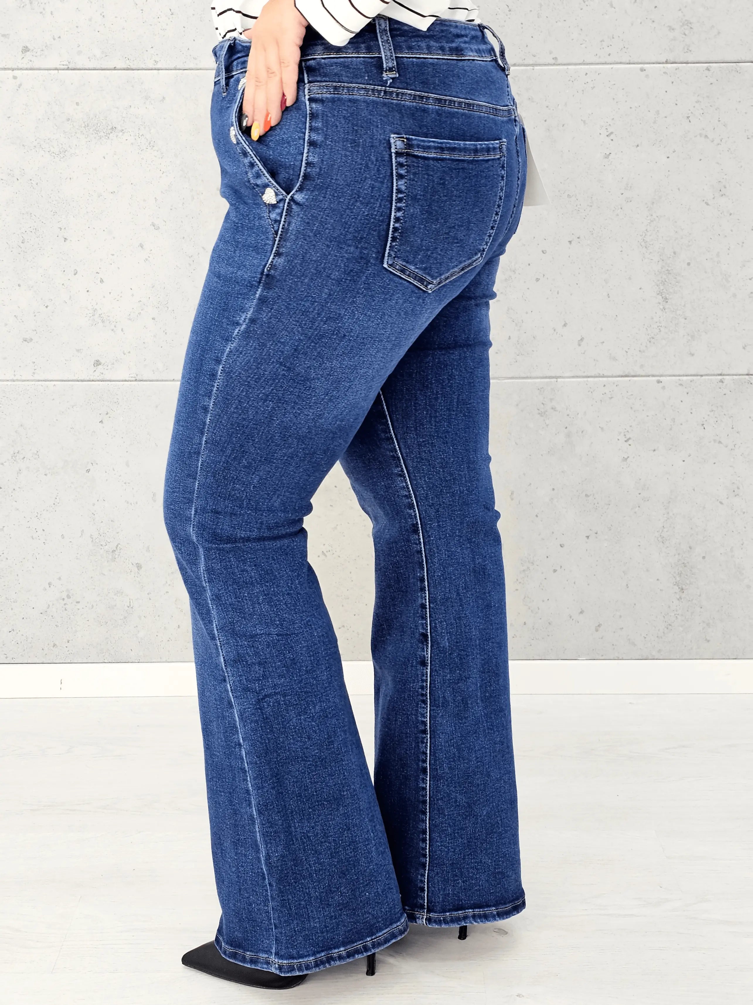 Spodnie jeansowe StylowaXL Bootcut – dzwony krój w modzie plus size Stylowa XL