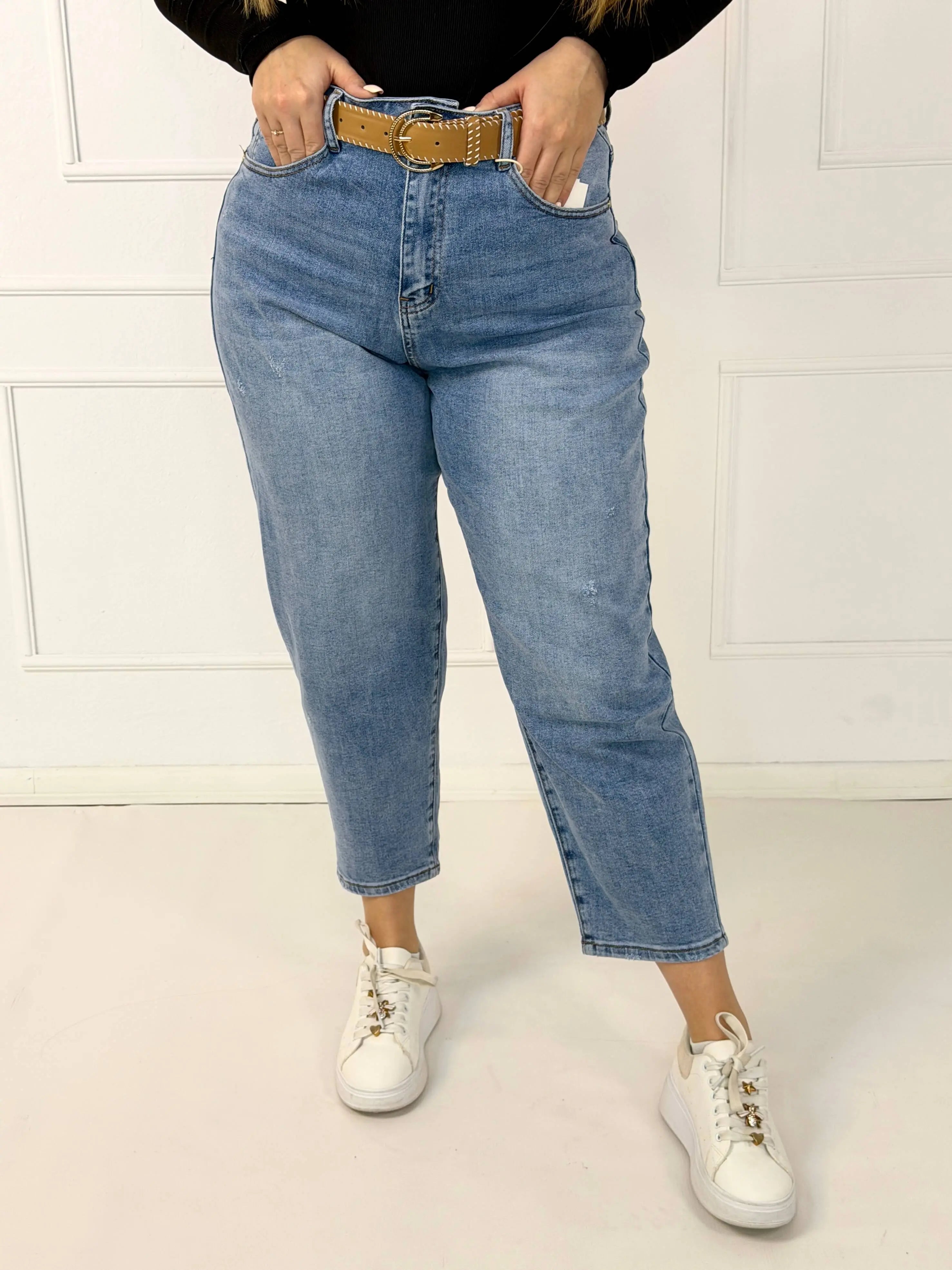 Spodnie jeansowe plus size MOM FIT z paskiem – jasny denim M.Sara Stylowa XL