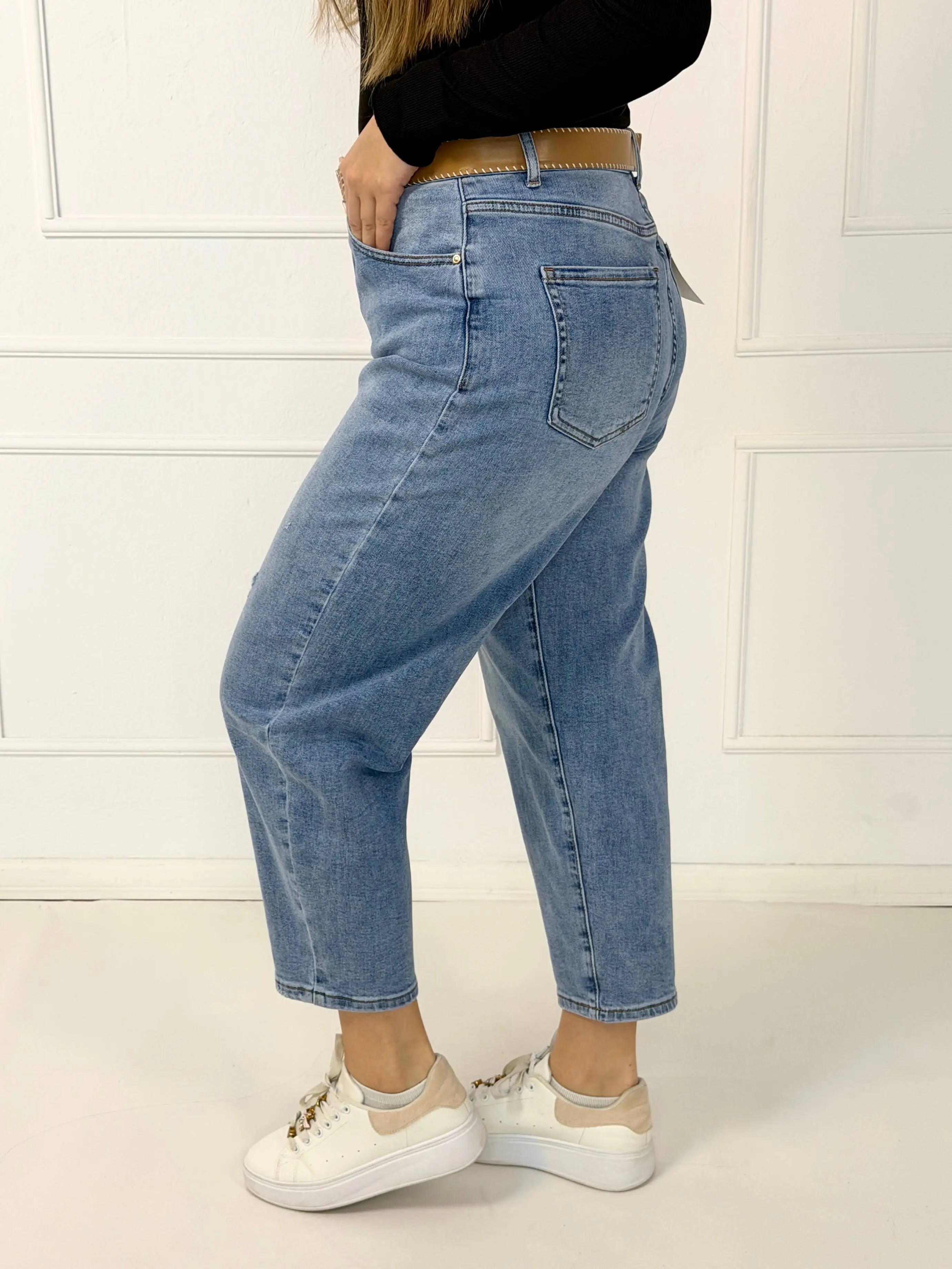 Spodnie jeansowe plus size MOM FIT z paskiem – jasny denim M.Sara Stylowa XL