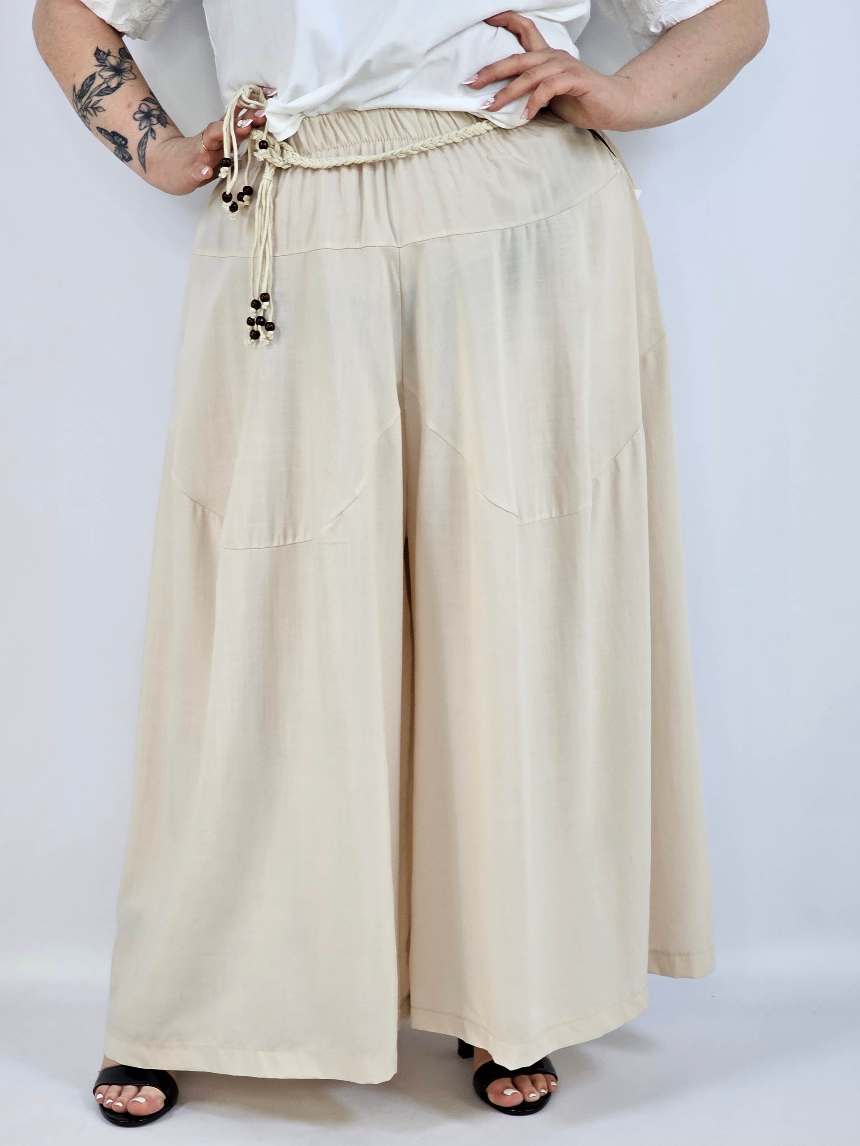 Spodnie plus size XXL z ozdobnym paskiem – lekkie i wygodne Stylowa XL