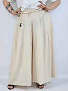 Spodnie plus size XXL z ozdobnym paskiem – lekkie i wygodne Stylowa XL