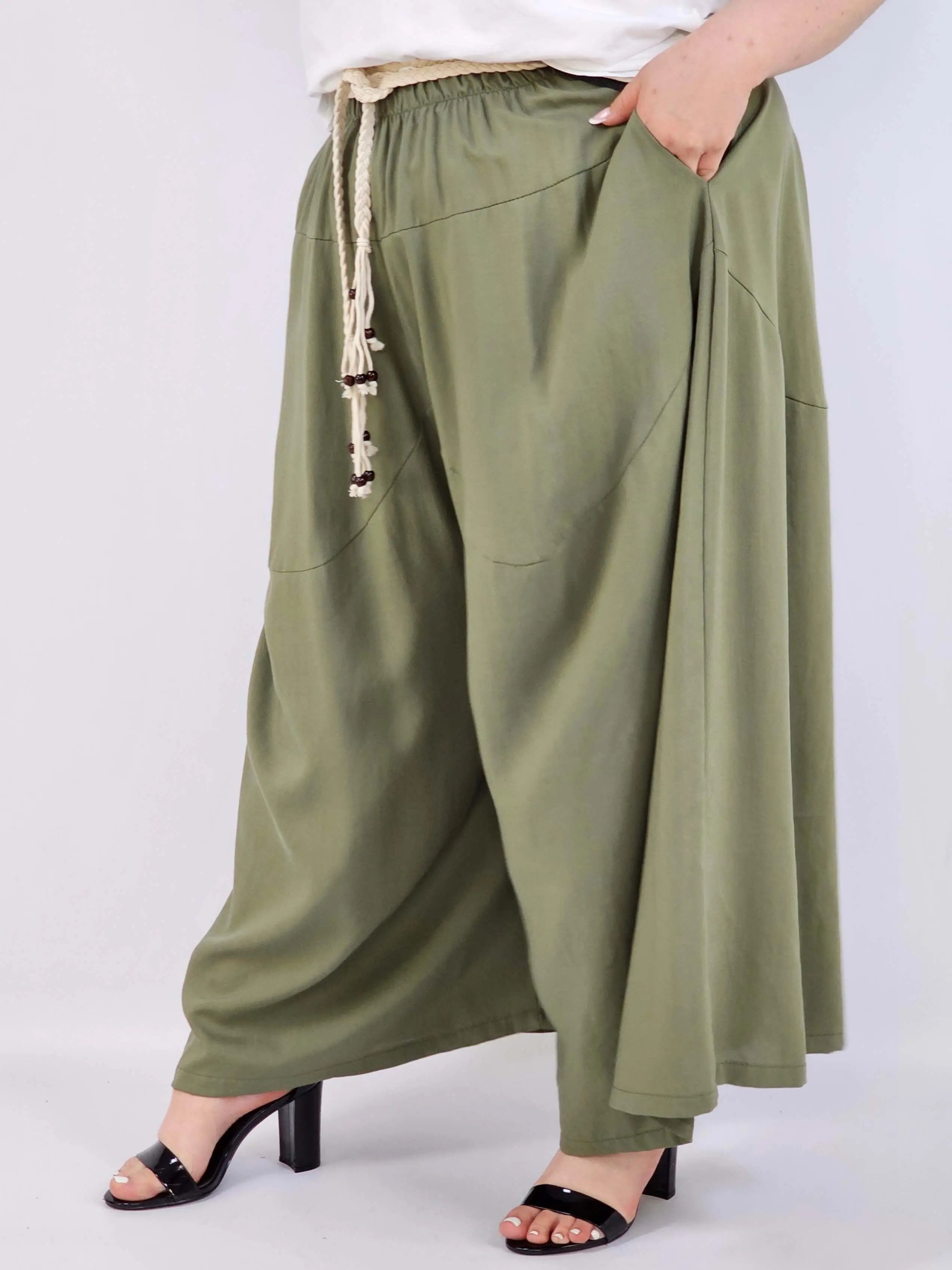 Spodnie plus size XXL z ozdobnym paskiem – lekkie i wygodne Stylowa XL