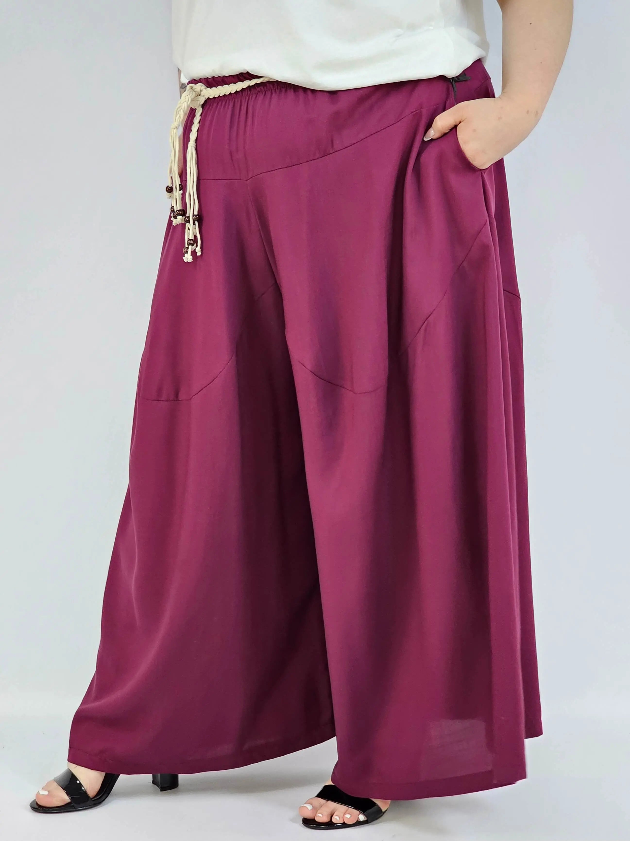 Spodnie plus size XXL z ozdobnym paskiem – lekkie i wygodne Stylowa XL