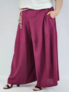 Spodnie plus size XXL z ozdobnym paskiem – lekkie i wygodne Stylowa XL