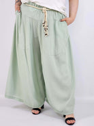 Spodnie plus size XXL z ozdobnym paskiem – lekkie i wygodne Stylowa XL