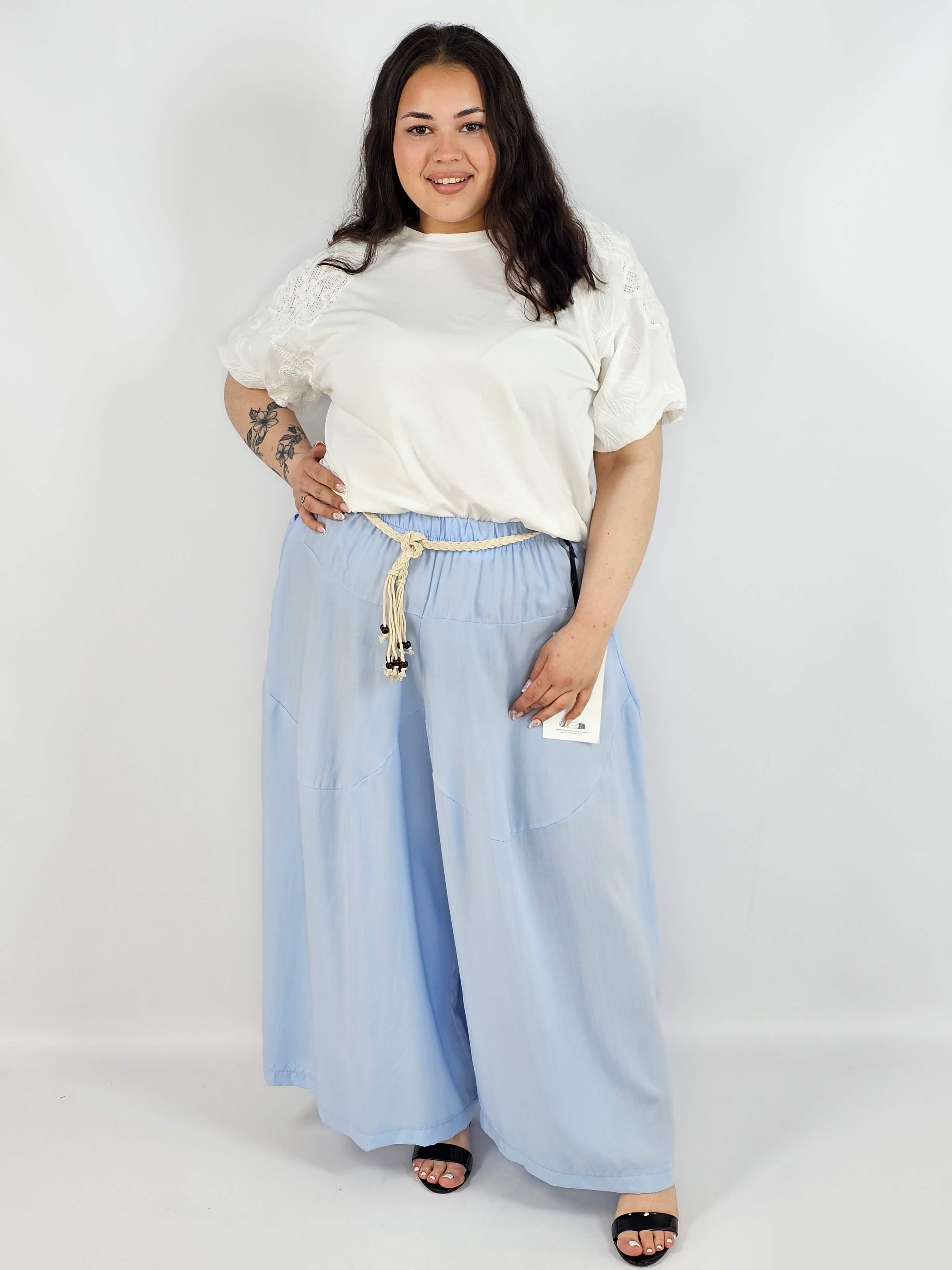 Spodnie plus size XXL z ozdobnym paskiem – lekkie i wygodne Stylowa XL