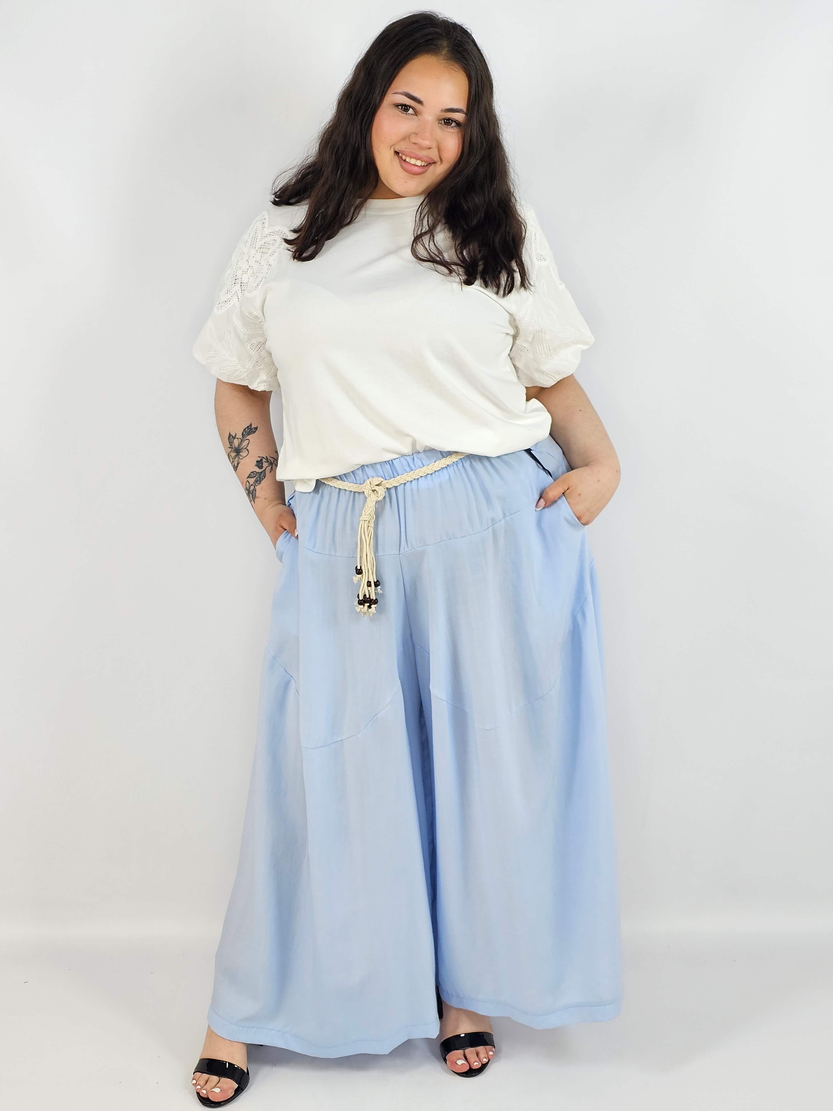 Spodnie plus size XXL z ozdobnym paskiem – lekkie i wygodne Stylowa XL