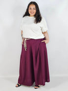 Spodnie plus size XXL z ozdobnym paskiem – lekkie i wygodne Stylowa XL