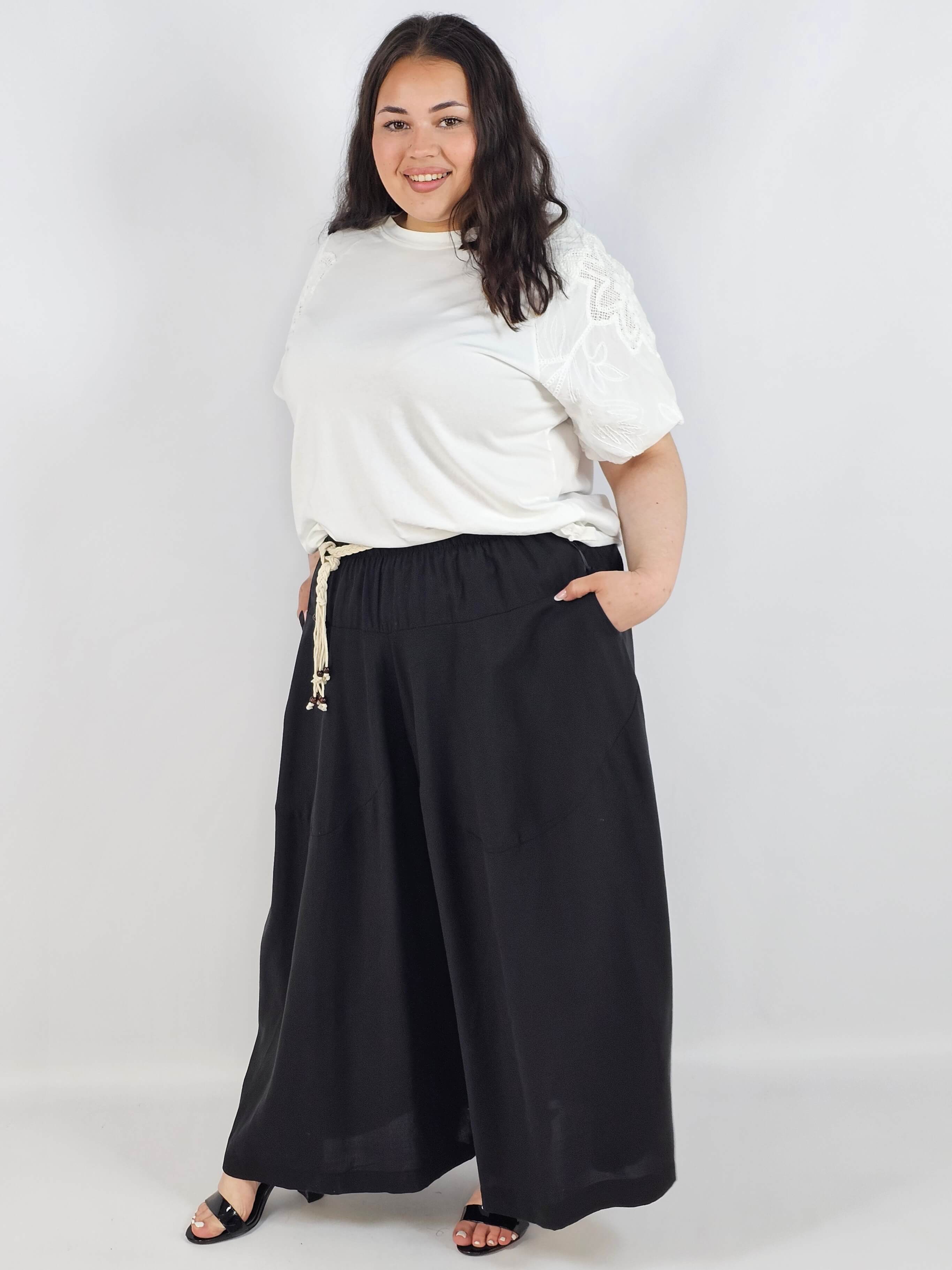 Spodnie plus size XXL z ozdobnym paskiem – lekkie i wygodne Stylowa XL