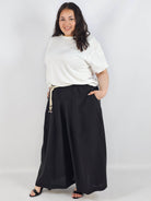 Spodnie plus size XXL z ozdobnym paskiem – lekkie i wygodne Stylowa XL