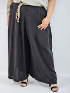 Spodnie plus size XXL z ozdobnym paskiem – lekkie i wygodne Stylowa XL