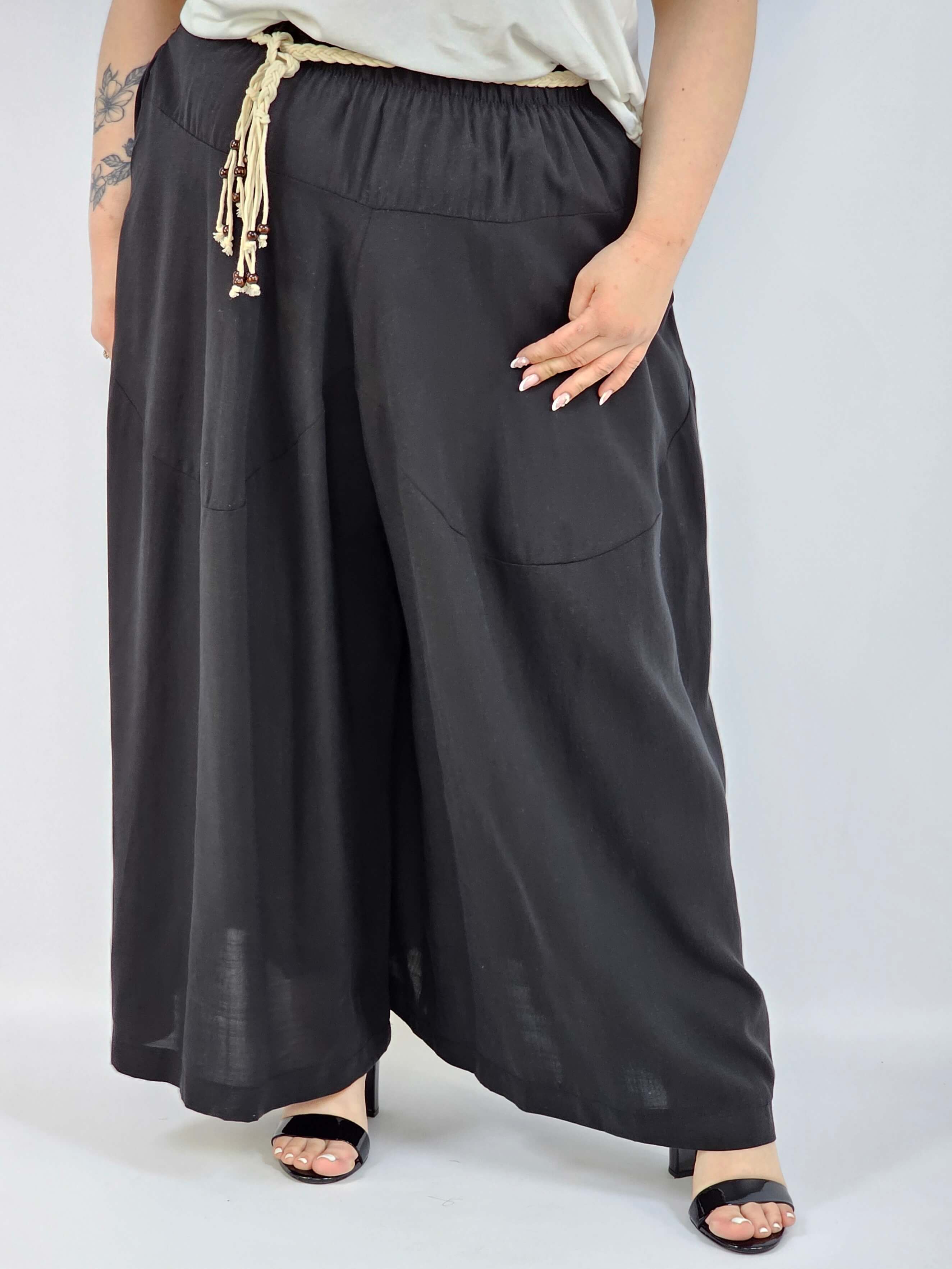 Spodnie plus size XXL z ozdobnym paskiem – lekkie i wygodne Stylowa XL