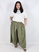 Spodnie plus size XXL z ozdobnym paskiem – lekkie i wygodne Stylowa XL