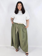 Spodnie plus size XXL z ozdobnym paskiem – lekkie i wygodne Stylowa XL