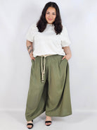 Spodnie plus size XXL z ozdobnym paskiem – lekkie i wygodne Stylowa XL