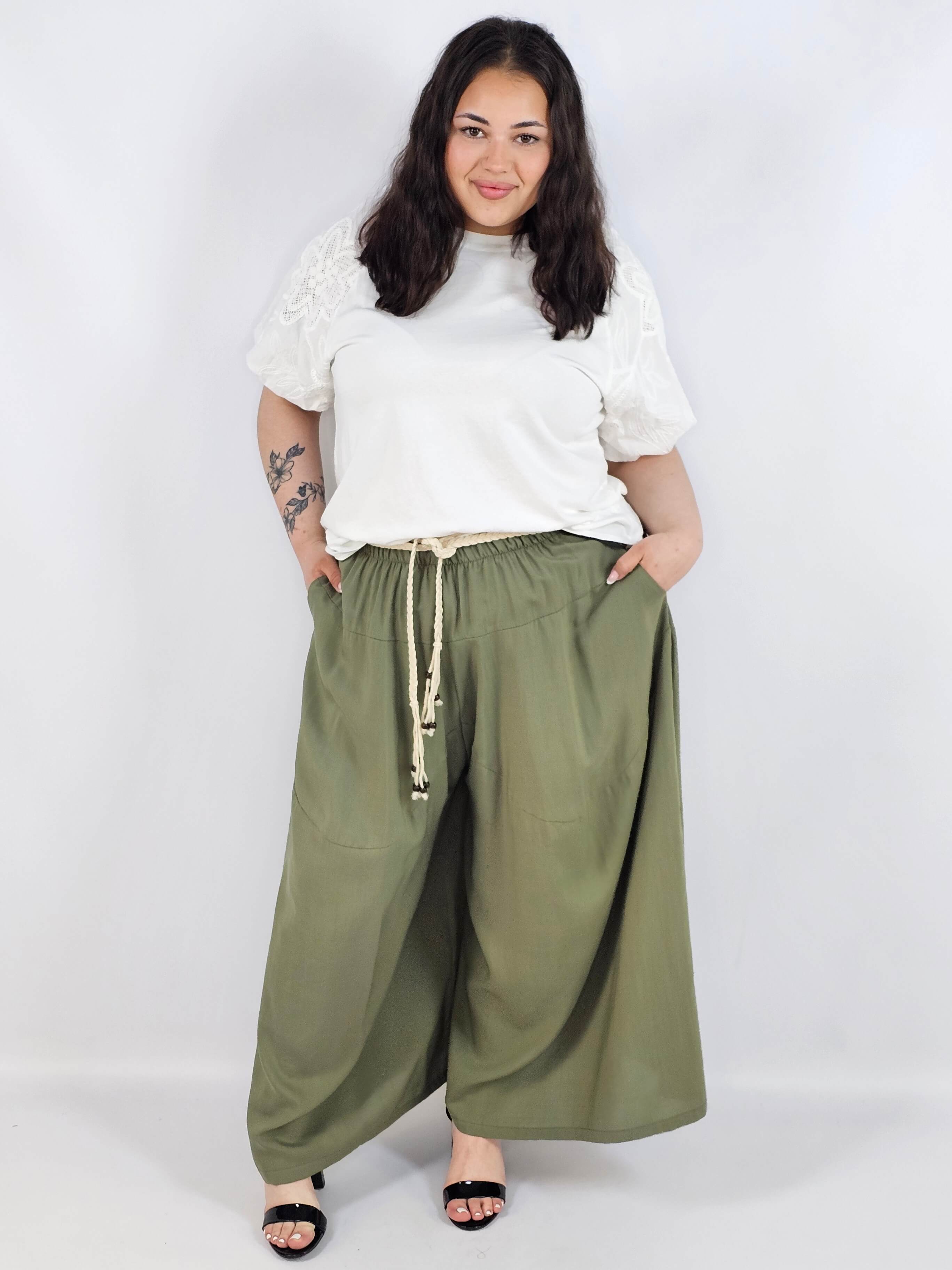 Spodnie plus size XXL z ozdobnym paskiem – lekkie i wygodne Stylowa XL