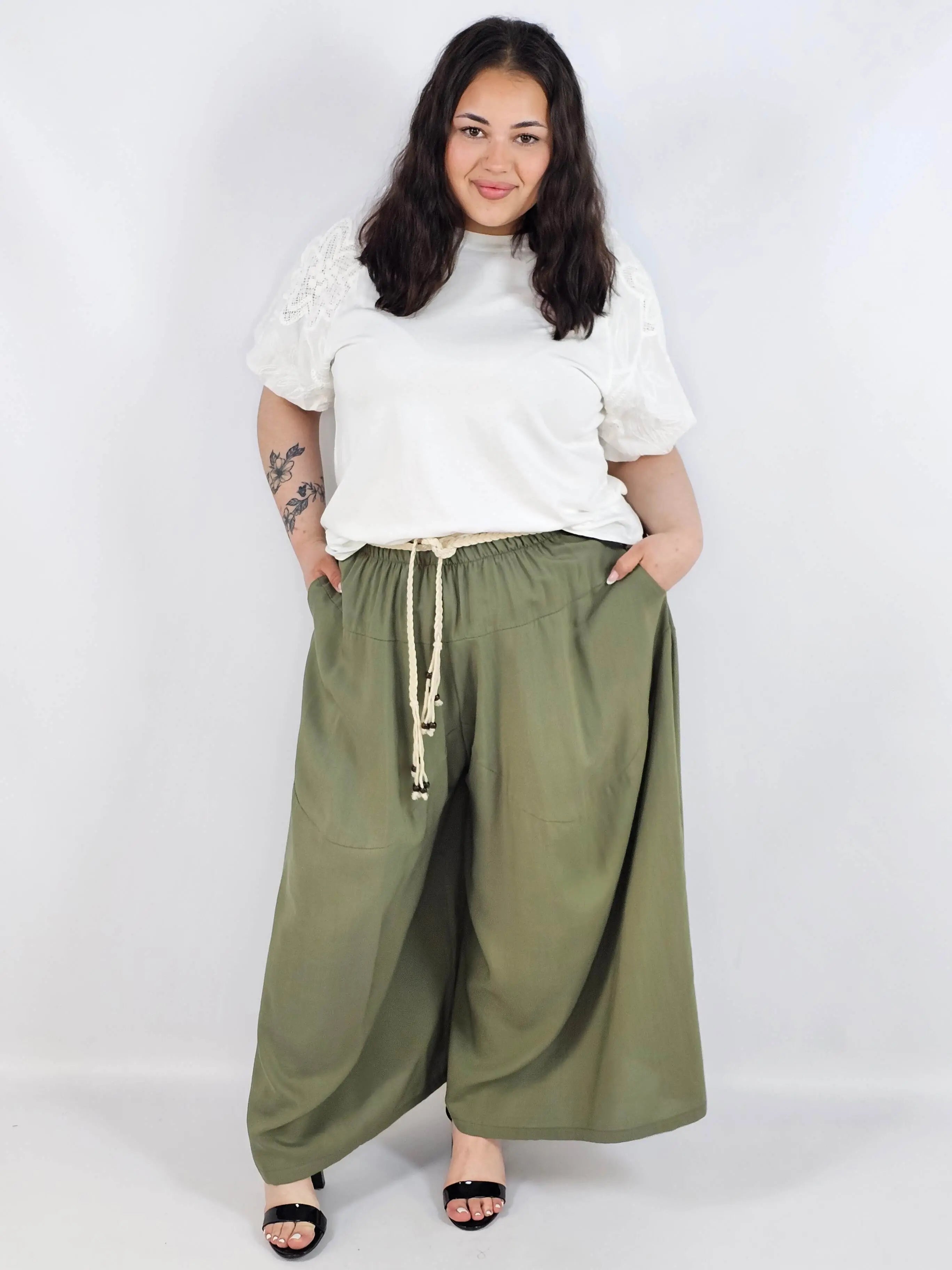 Spodnie plus size XXL z ozdobnym paskiem – lekkie i wygodne Stylowa XL