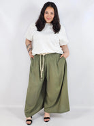 Spodnie plus size XXL z ozdobnym paskiem – lekkie i wygodne Stylowa XL