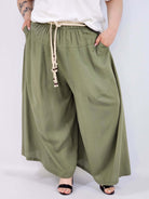 Spodnie plus size XXL z ozdobnym paskiem – lekkie i wygodne Stylowa XL