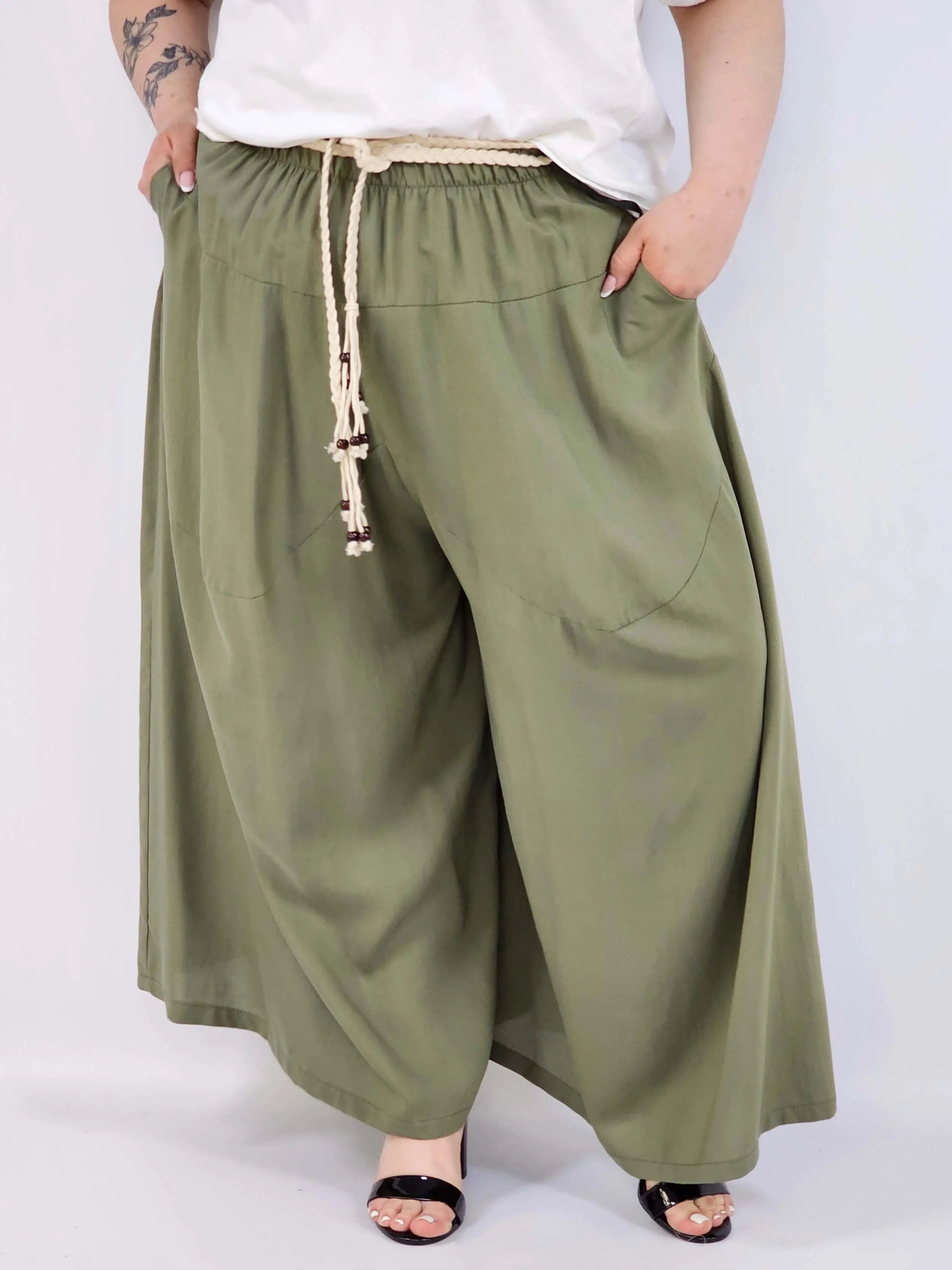 Spodnie plus size XXL z ozdobnym paskiem – lekkie i wygodne Stylowa XL