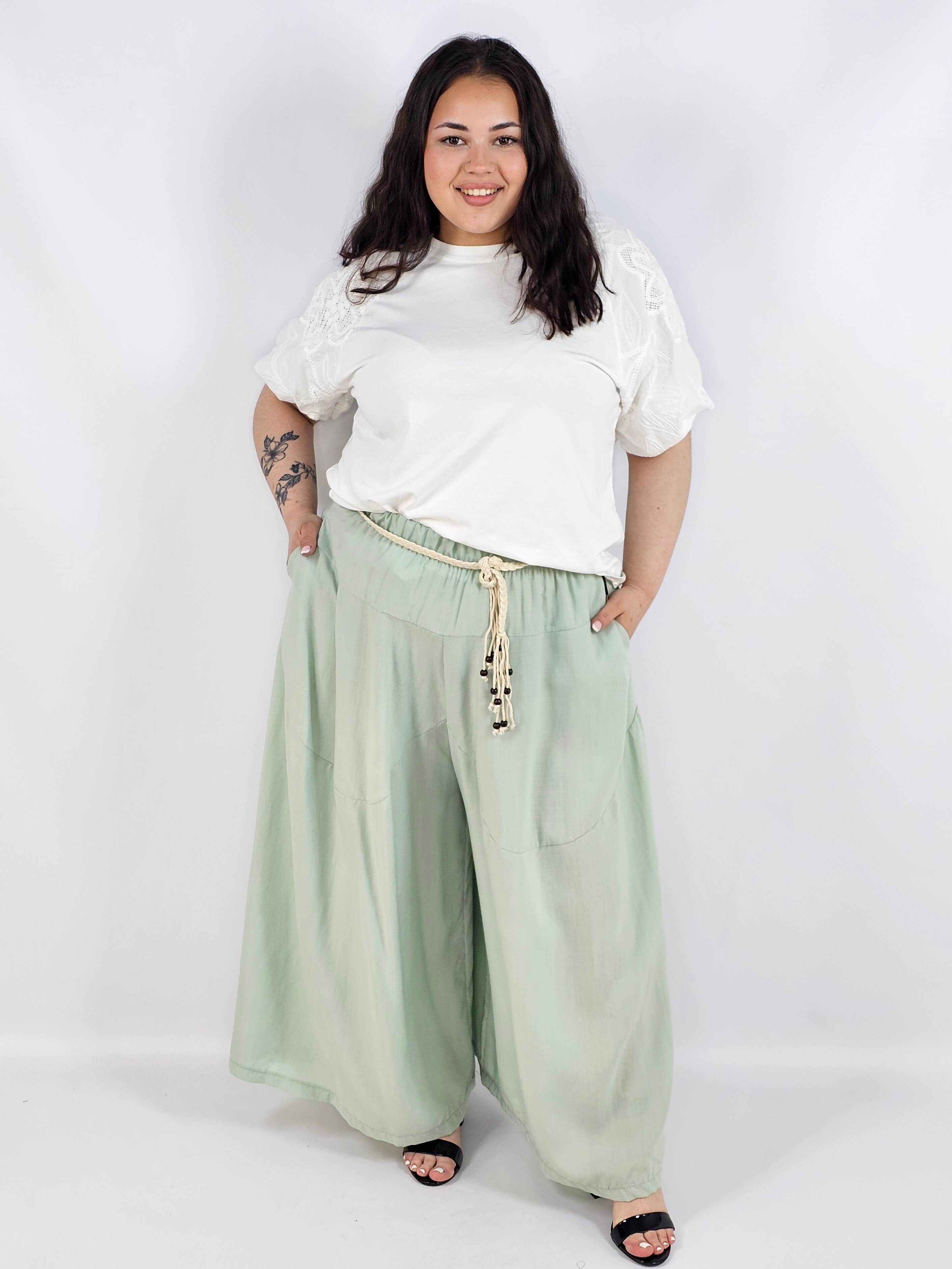 Spodnie plus size XXL z ozdobnym paskiem – lekkie i wygodne Stylowa XL