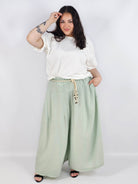 Spodnie plus size XXL z ozdobnym paskiem – lekkie i wygodne Stylowa XL