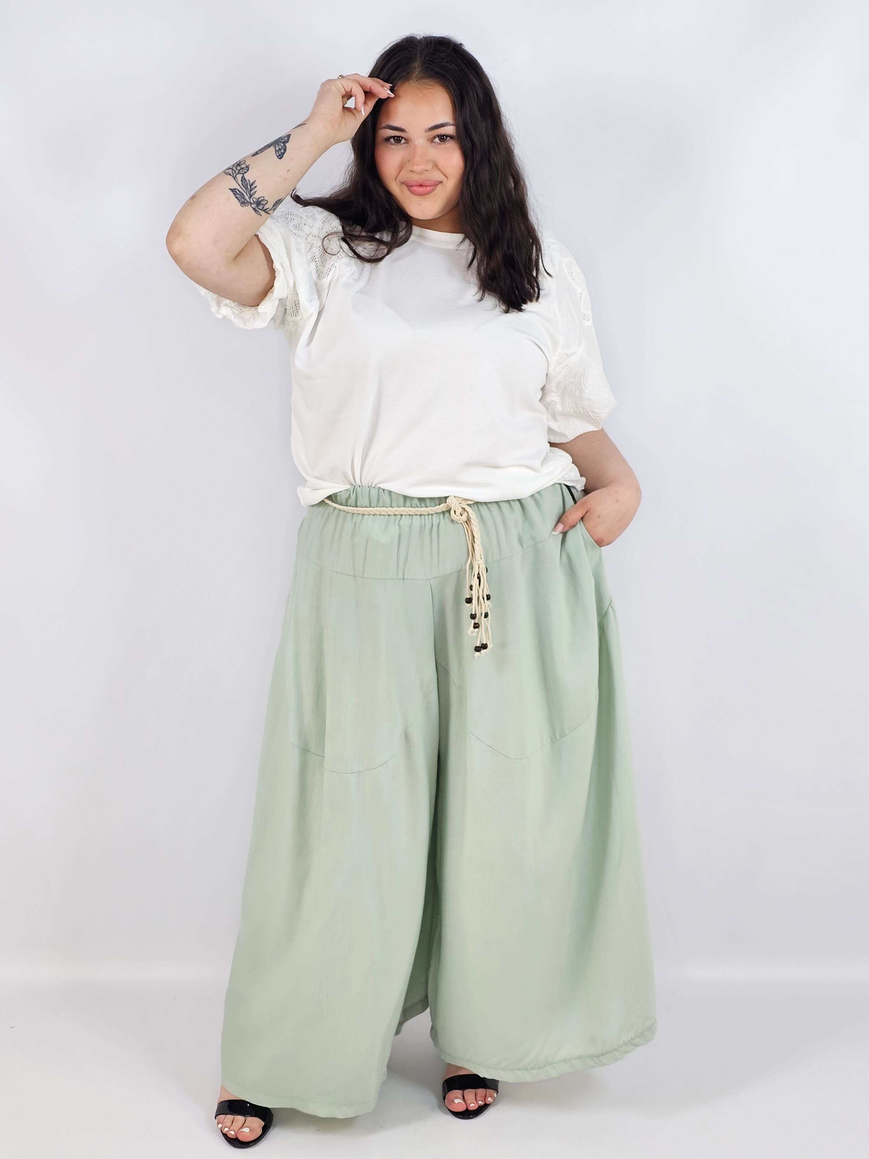 Spodnie plus size XXL z ozdobnym paskiem – lekkie i wygodne Stylowa XL