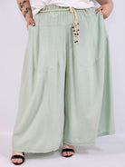 Spodnie plus size XXL z ozdobnym paskiem – lekkie i wygodne Stylowa XL