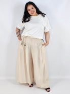 Spodnie plus size XXL z ozdobnym paskiem – lekkie i wygodne Stylowa XL