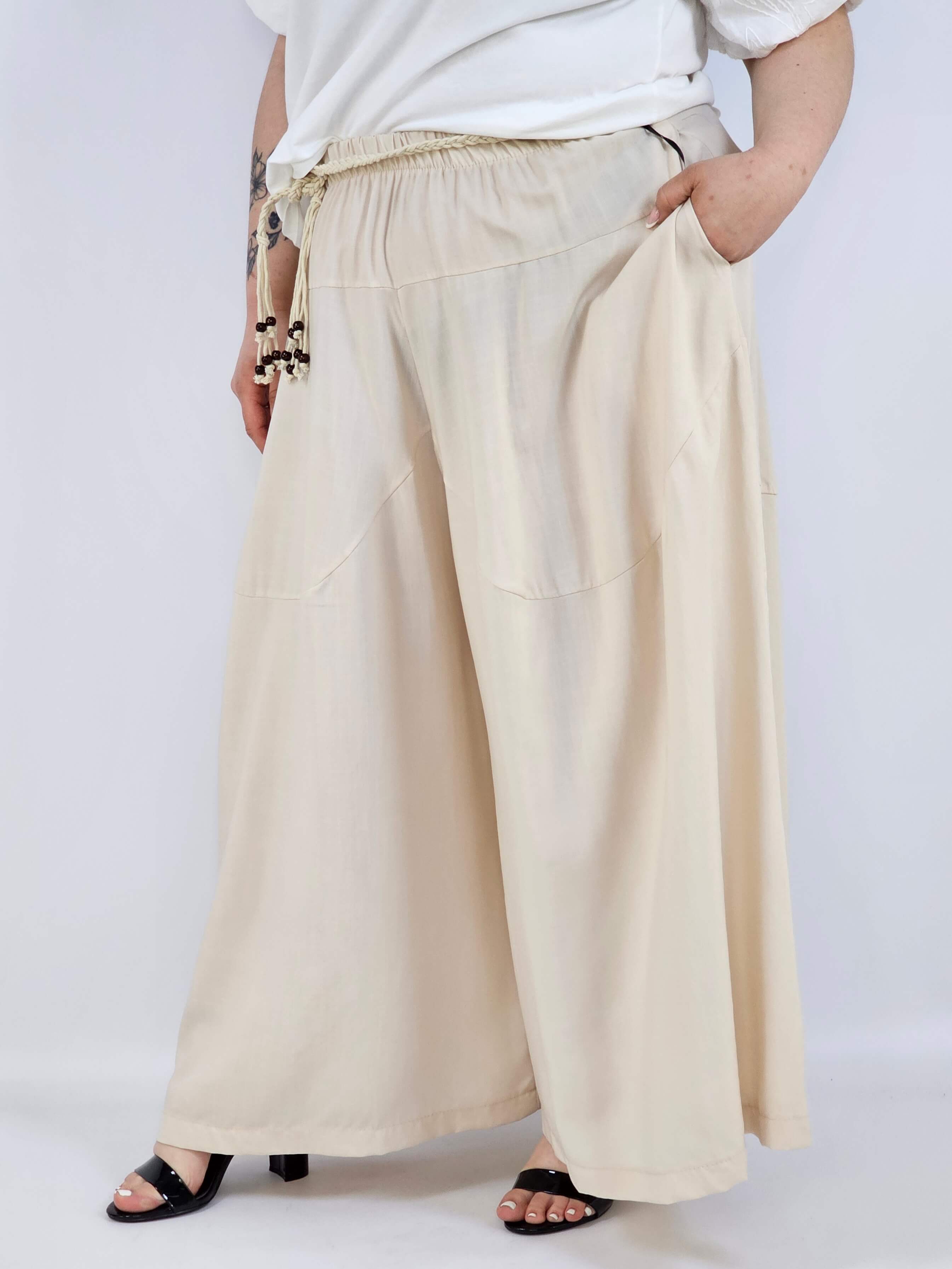 Spodnie plus size XXL z ozdobnym paskiem – lekkie i wygodne Stylowa XL